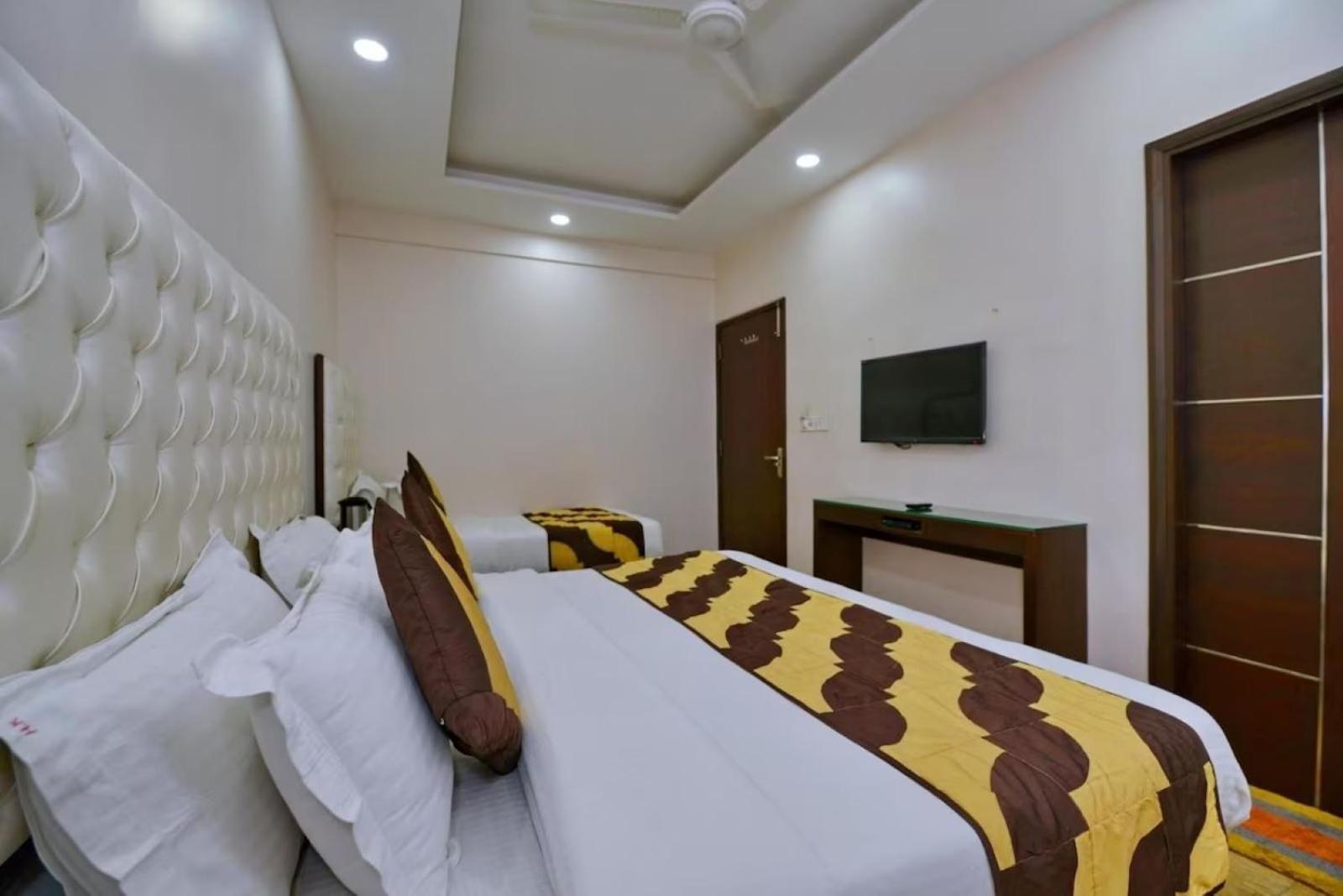 Kabeer - Walking Railway Station Hotel New Delhi